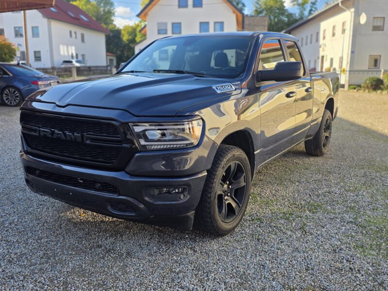 RAM 1500 Big Horn 2021 Quad Cab 4x4 Pick-up schräg von vorne links